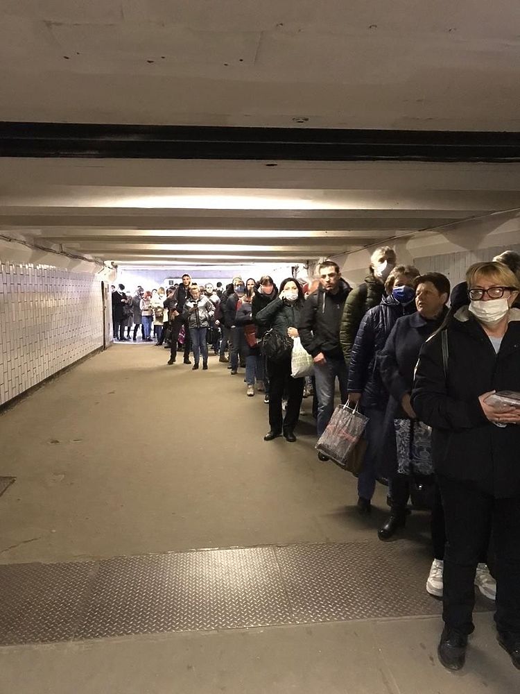 В метро Москвы образовались гигантские очереди: нервные кадры