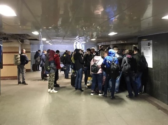 Полиция попросила "с пониманием отнестись" к очередям в метро