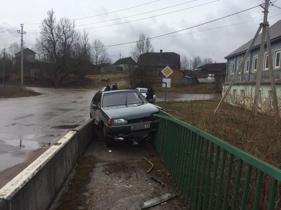 В Тверской области автомобиль налетел на ограду моста