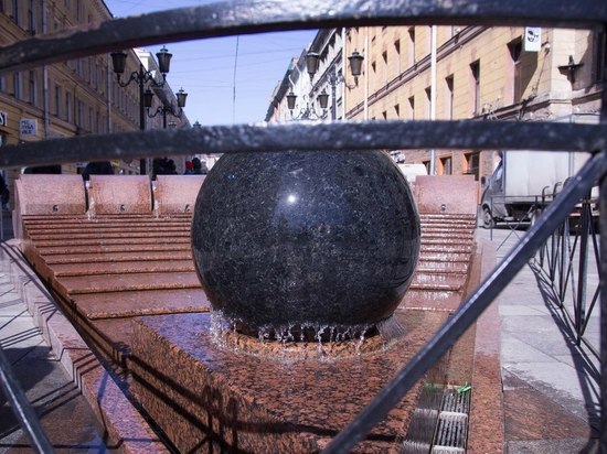 Коронавирус отложил сезон фонтанов в Петербурге