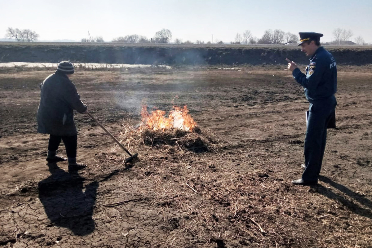 Сжигание сухой травы. Пал травы Забайкалья 25.04.2023. Поджигание травы. Пал травы. Сожженная трава.