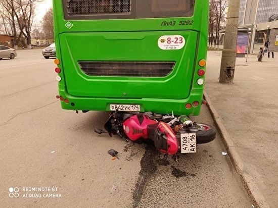 В Челябинске мотоциклист врезался в автобус на проспекте Ленина
