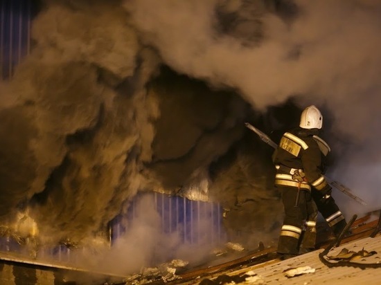 В Волгоградской области полтора часа тушили пожар в деревянном доме