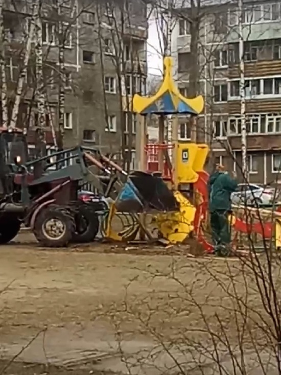 В Дзержинском районе Ярославля детскую площадку раскатали тяжелой техникой