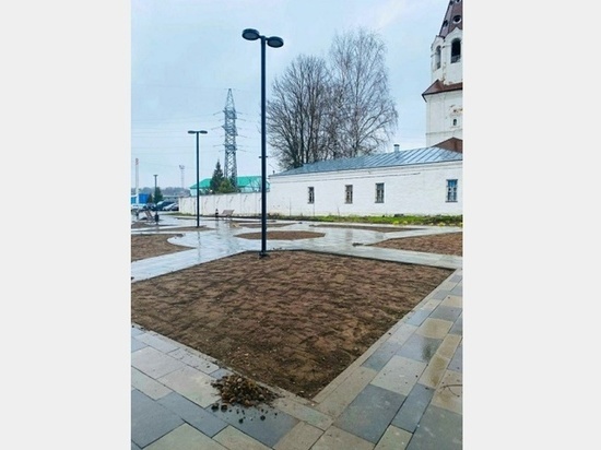 В сквере перед храмом Петра и Павла в Смоленске высадили новые газоны