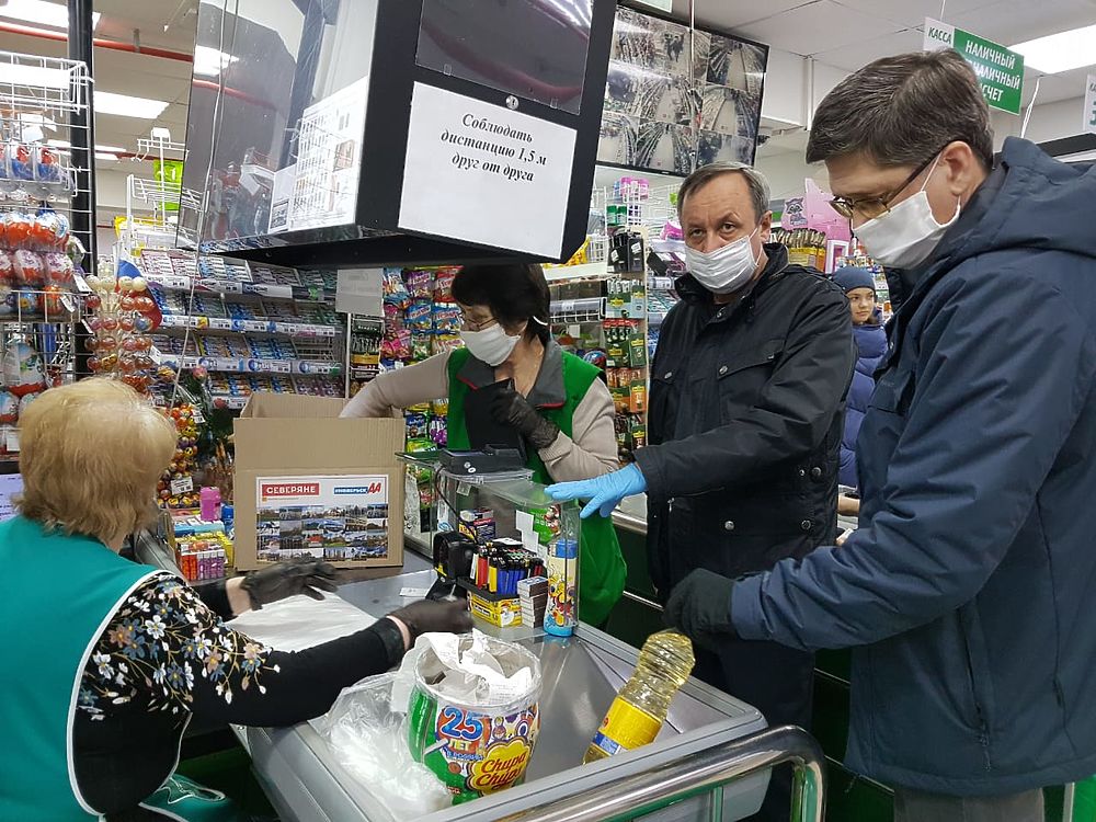 Депутаты Ноябрьска за свой счет купили продукты для нуждающихся: фоторепортаж