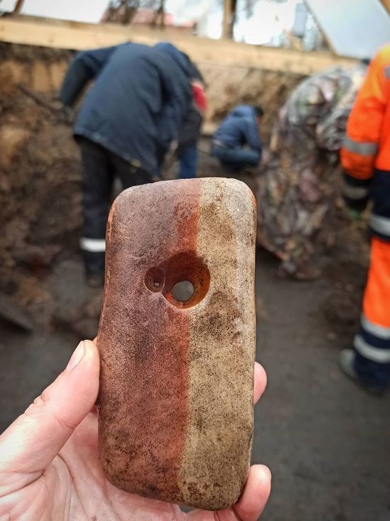Похожий на iPhone артефакт нашли псковские архелоги