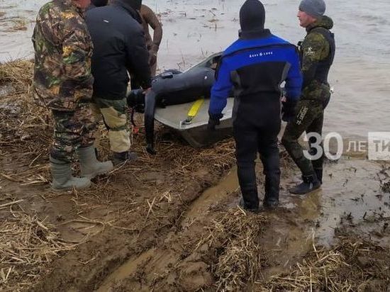 В Татарстане водолазы со дна реки достали тело утонувшего охотника