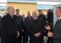 Президент Белоруссии Александр Лукашенко во время рабочей поездки в Гродненскую область сделал заявление, что Минск часто ругают за рубежом, за то, что с коронавирусом республика борется "не так как все"