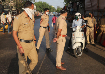 Из Индии приходят тревожные вести и кадры: даже вооруженная полиция не справляется с беспорядками в крупных городах, несмотря на то, что за нарушение карантина введена уголовная ответственность вплоть до пожизненного заключения
