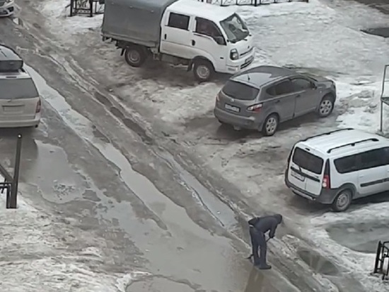 Жители Нового Уренгоя вычерпывали лужи и кололи лед перед домом