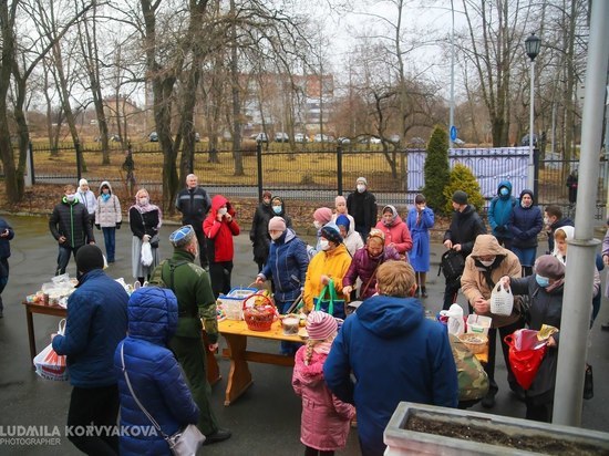 Петрозаводские верующие идут в церковь освящать куличи, несмотря на самоизоляцию