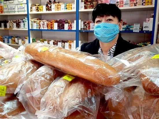 В Новомичуринске хозяйка магазина раздает хлеб нуждающимся
