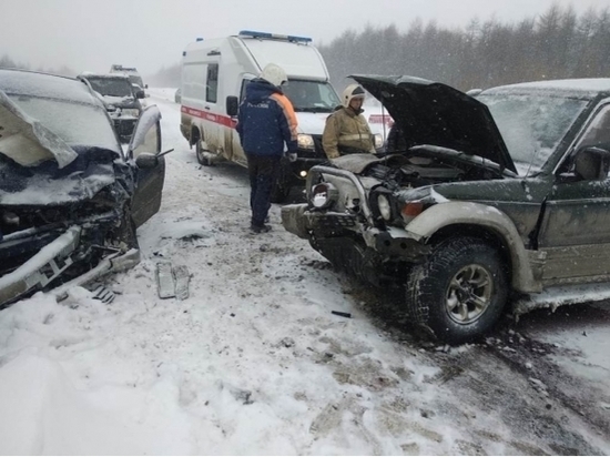 Машины столкнулись на трассе Колыма из-за сильного снегопада: трое пострадавших