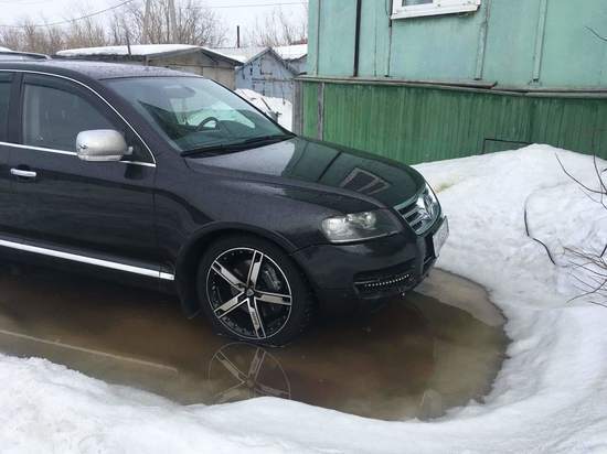 Двор в Салехарде «тонет» в канализационных стоках