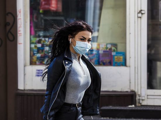 В МЧС посоветовали отказаться от ношения защитных масок на улице