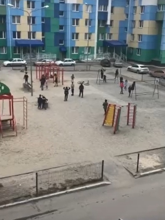 Дети в Ноябрьске массово вышли на прогулку при самоизоляции
