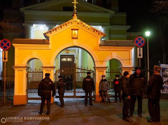 Маски, полиция и списки верующих: в Петрозаводске отметили Пасху-2020