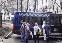 Как сообщает Рен ТВ, в Следственном комитете РФ начата проверка по факту смерти 48-летней жительницы Москвы на лавочке возле подъезда, которую вернули из больницы домой