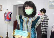 Владелец алтайского ателье, которое занимается пошивом национальной одежды, передала для волонтеров очередную партию защитных масок