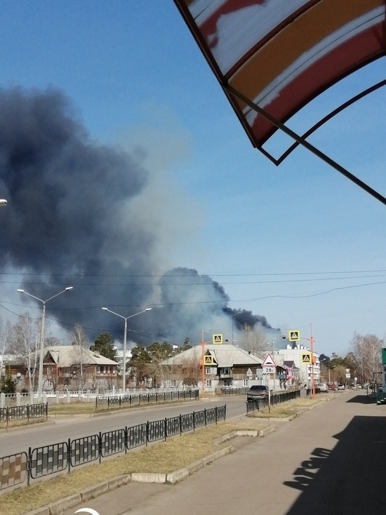 В Железногорске горят торфяники: над городом виден огромный черный столп дыма