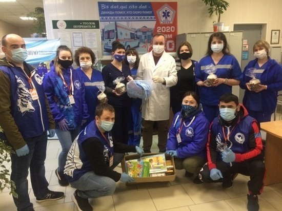 В Ноябрьске активисты привезли врачам «скорой» маски и куличи