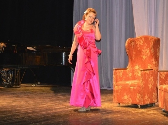 Актриса серпуховского театра спела для медиков