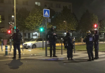 В одном из пригородов Парижа вспыхнули беспорядки из-за жестокого обращения полиции с представителями этнических меньшинств, которые не соблюдают карантинный режим, продленный недавним указом президента Макрона до 11 мая