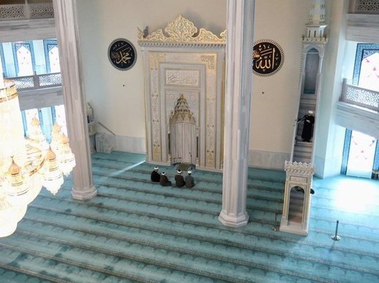 Московские мечети закрывать не будут, но молиться людей призывают дома