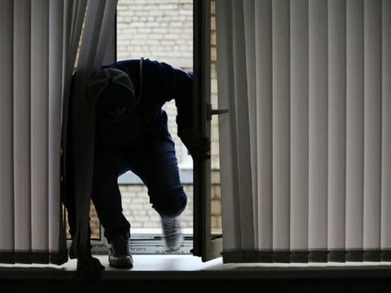 Мужчину, укравшего более 90 тысяч рублей из частного дома, задержали в Ростовской области
