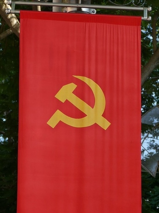 В Орле раздают маски с советской символикой
