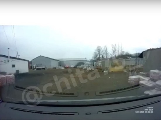 Мужчина упал в яму с горячим шлаком на базе в Чите