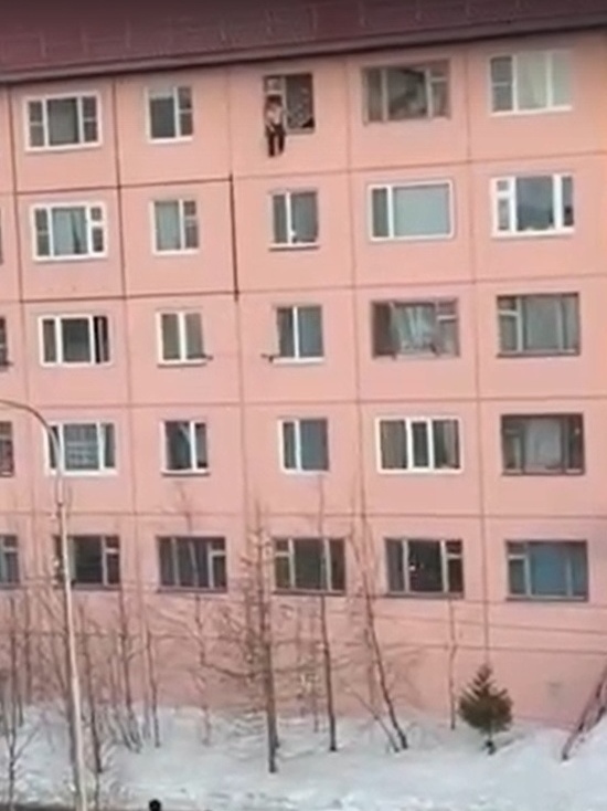 В Салехарде мужчина «гулял» по подоконнику и едва не выпал из окна пятого этажа