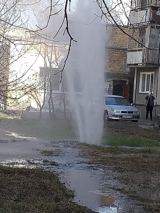 В Черногорске забил из-под земли фонтан