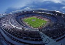Испанский футбольный клуб «Барселона» собирается впервые в своей истории продать права на название своего стадиона. Руководство клуба заявляет, что это необходимо, чтобы собрать деньги на борьбу с пандемией коронавируса и ее последствиями. «МК-Спорт» рассказывает подробности сделки и объясняет, почему к словам менеджмента стоит относиться скептически.