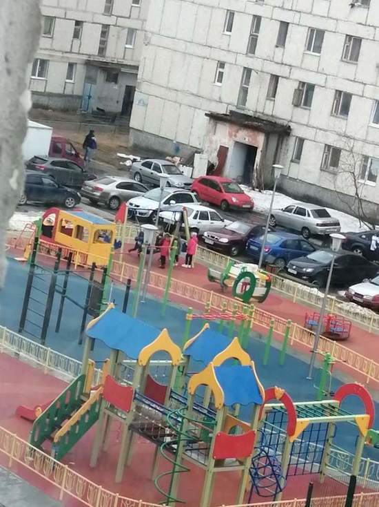 Житель Надыма обвинил детей в попытках сломать качели