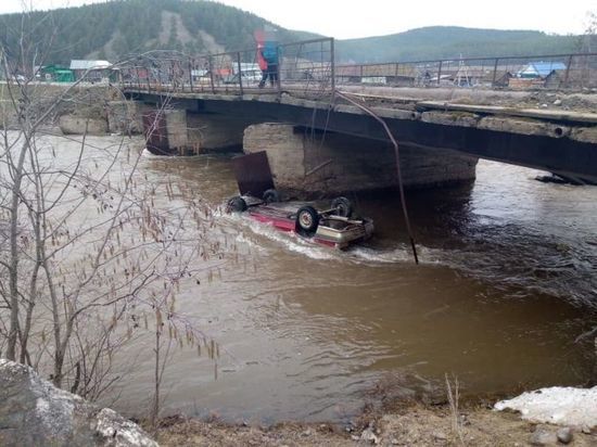 В Башкирии в реку упал автомобиль – 26-летний водитель погиб