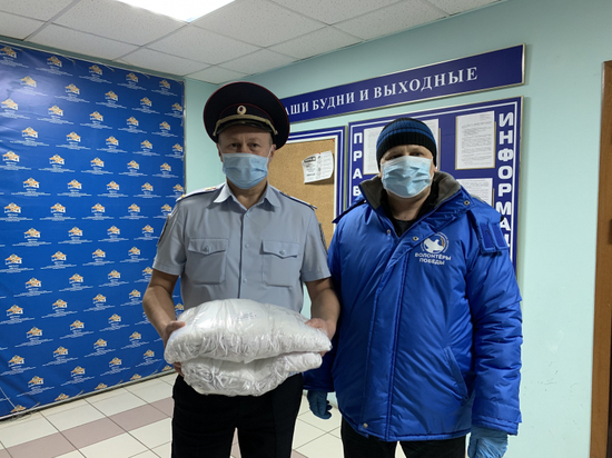 В Салехарде бизнесмен и волонтеры передали полицейским защитные маски