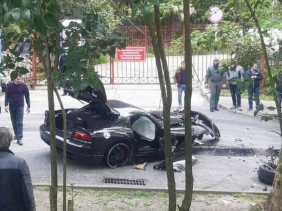 В Сочи разбился в аварии дорогой спорткар Dodge Viper