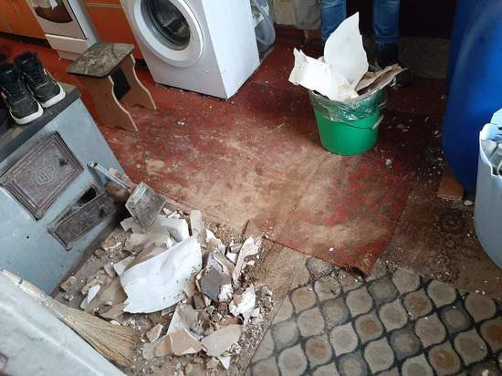 В Салехарде кусок потолка отвалился в жилой квартире аварийного дома