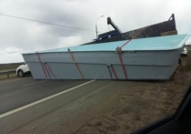 ДТП с участием грузовика, перевозящего каркасный бассейн, произошло сегодня на территории Серпухова