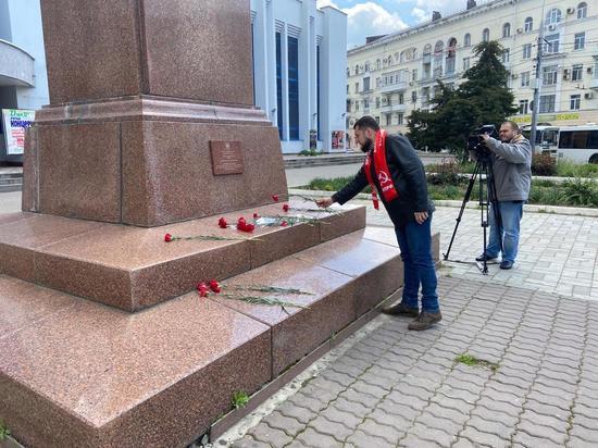 Краснодарских членов КПРФ оштрафовали за нарушение карантина при возложении цветов к памятнику Ленину
