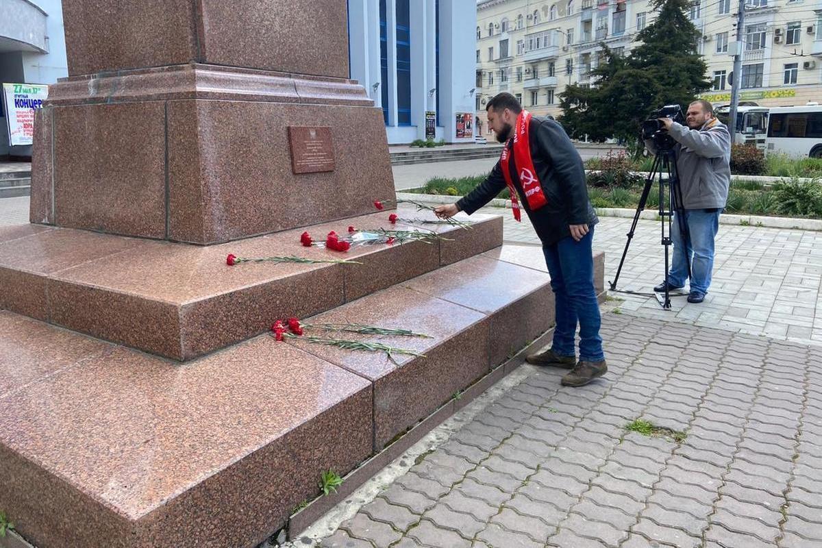 Цветы к памятнику ленина. Памятник Ленину в Краснодаре. Цветы у памятника Ленину. Реставрация памятника Ленину в Краснодарском крае. Роман Берг КПРФ памятник Ленину.