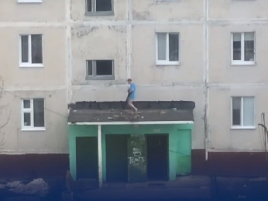 В Ноябрьске мужчина без штанов прогулялся по козырьку подъезда