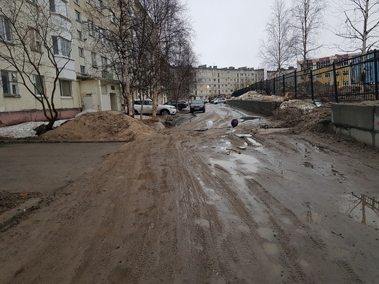 В Надыме рабочие забыли про начатый во дворе ремонт дороги
