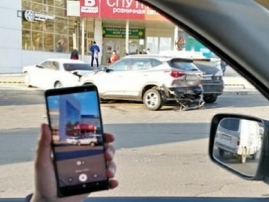 Два припаркованных автомобиля пострадали в ДТП с KIA в Чите