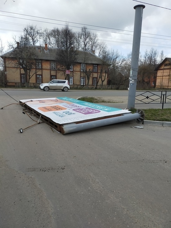Рекламный щит, дорожный знак и крыша остановки: сильный ветер в Иванове разбушевался