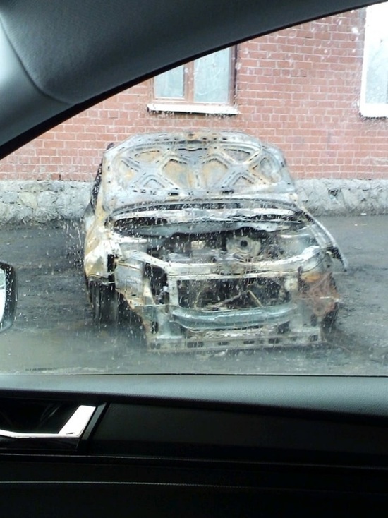 Ночью в Екатеринбурге сгорел автомобиль службы такси