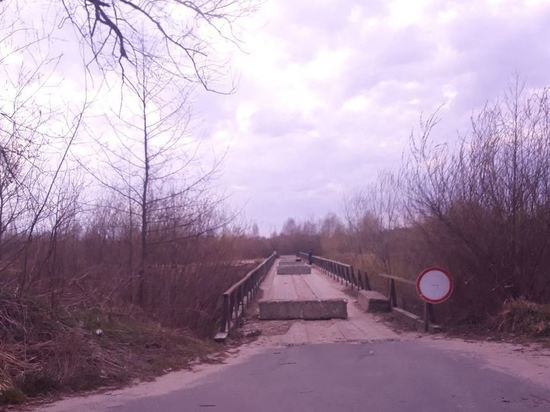 Мост на въезде в брянское Сельцо перекрыли бетонными блоками