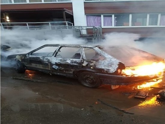 Ночью в Челнах дотла сгорели из-за поджога две «Лады»
